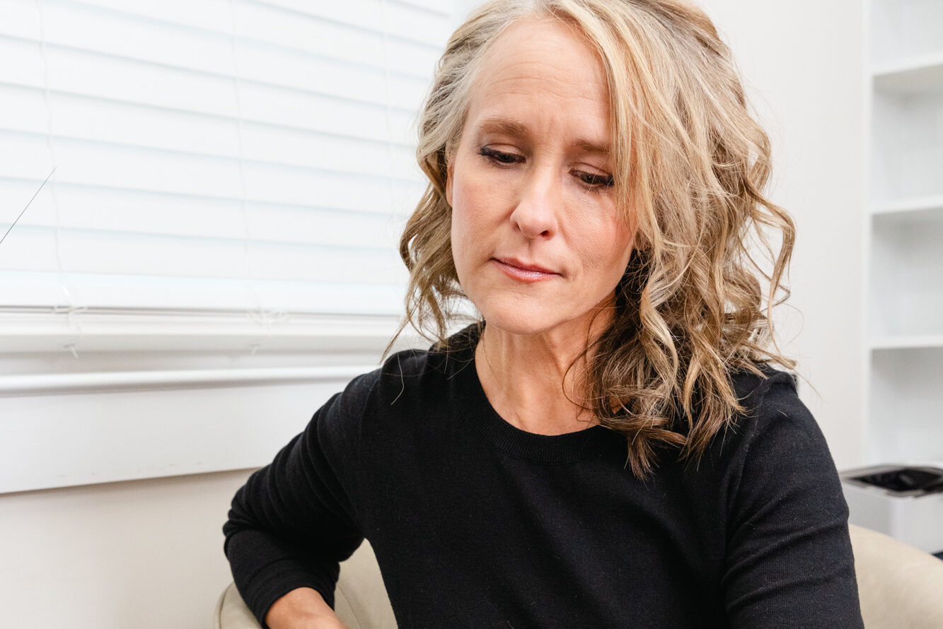 A mother meets with a Shea provider to discuss how Emsculpt NEO near Knoxville could enhance her fitness results.